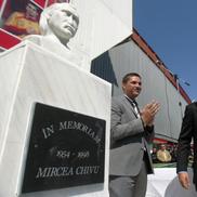 Cristi Chivu în 2010, la dezvelirea bustului tatălui său, la Reșița / Sursă foto: Arhivă Gazeta Sporturilor