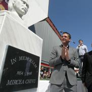 Cristi Chivu în 2010, la dezvelirea bustului tatălui său, la Reșița / Sursă foto: Arhivă Gazeta Sporturilor