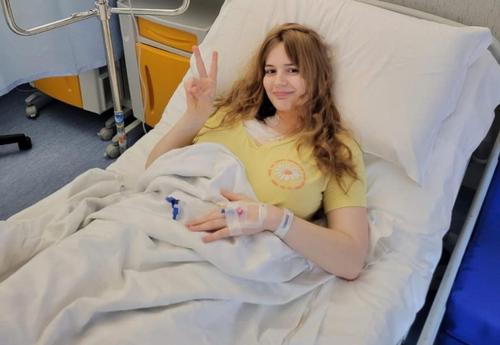 Tânăra handbalistă Carina Vasile a ajuns în Italia pentru tratamentul care o va readuce în sală. A fost diagnosticată cu sarcom la coapsa stângă, iar reacțiile din lumea sportului au fost copleșitoare.