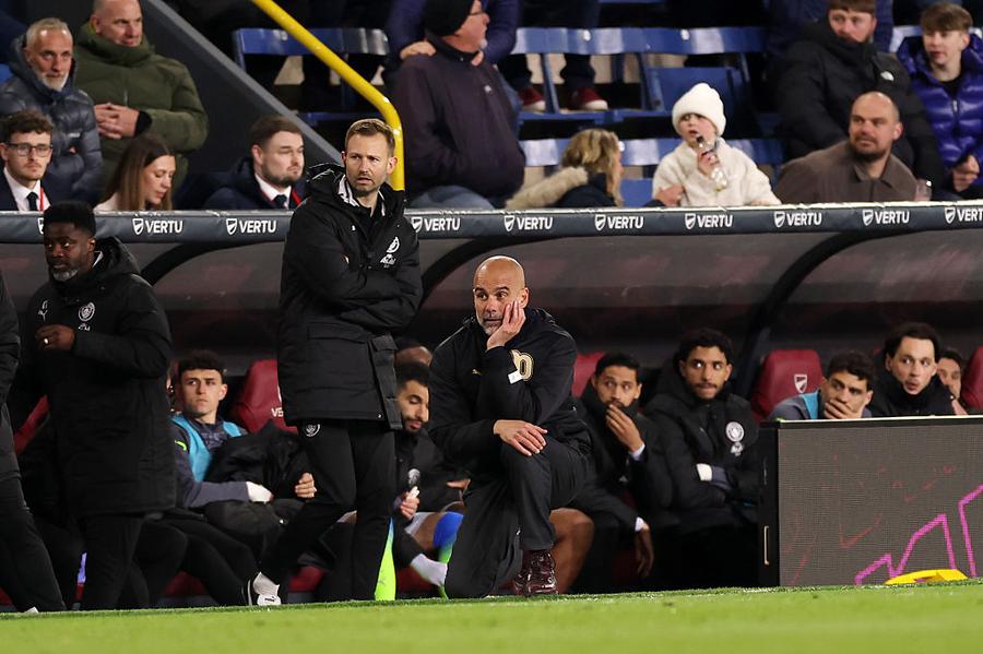 Guardiola în timpul meciului cu Burnley / foto: Getty Images Pep Guardiola: „Cinci meciuri, iar sâmbătă avem o semifinală de FA Cup”