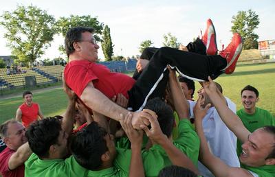 VIDEO Echipa născută din rebusuri și cuvinte încrucișate e la un pas de Liga 2 și vrea să înființeze o academie de fotbal la țară