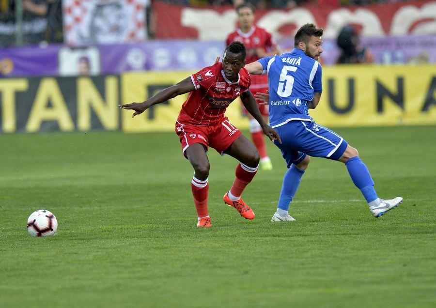 Mamoutou N'Diaye (roșu) Jucătorul dat dispărut de către Dinamo a fost găsit! Adrian Mihalcea a lămurit situația: „S-a interpretat greșit”