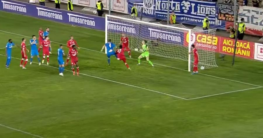Crepulja apără bara într-un mod inedit la cornerul Craiovei // FOTO: Captură TV Telekom Sport Panduru a crezut că nu vede bine! Ce făcea jucătorul Astrei într-un moment-cheie: „Ochelari îmi trebuie, dar chiar aşa?”