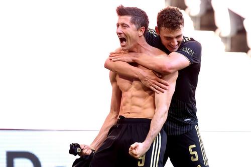 Robert Lewandowski a bătut recordul lui Muller de ziua mamei (foto: Guliver/Getty Images)