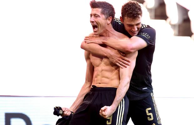 Bayern - Augsburg 5-2 » Robert Lewandowski a bătut recordul lui Muller de ziua mamei: „Nici n-am visat la așa ceva!”