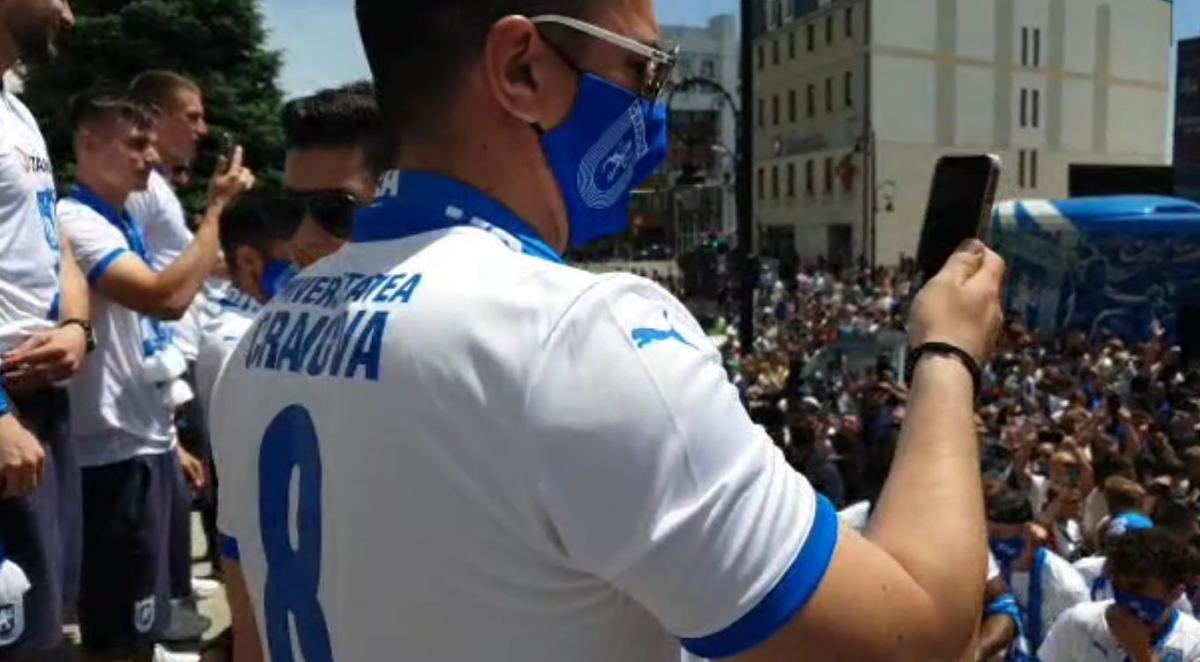 Fanii Craiovei s-au strâns în centru pentru a sărbători Cupa României! Show cu torțe făcut de olteni