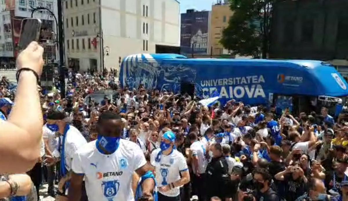 Fanii Craiovei s-au strâns în centru pentru a sărbători Cupa României! Show cu torțe făcut de olteni