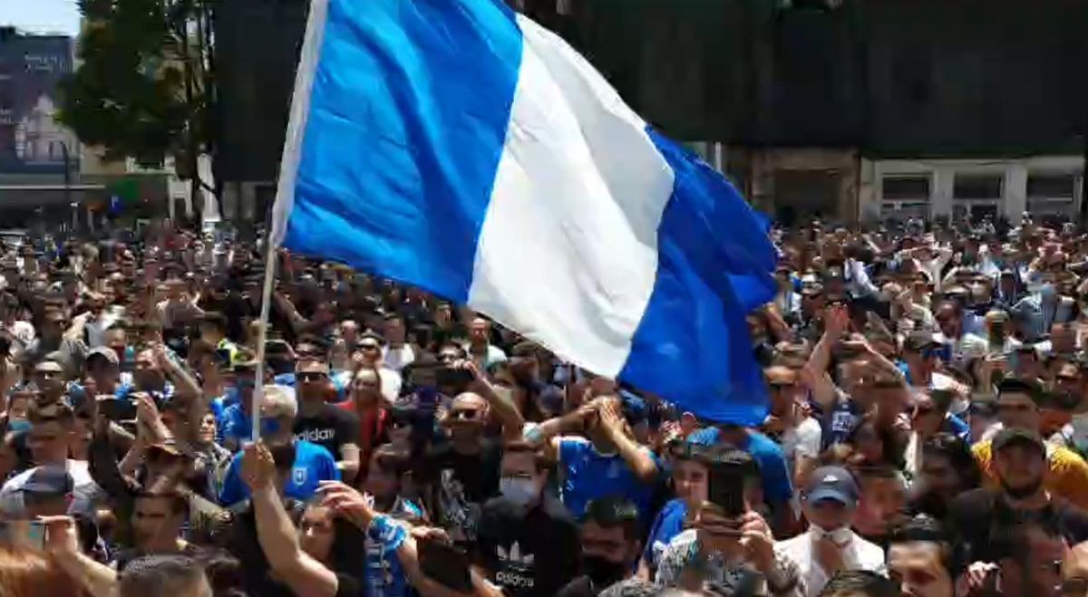 Fanii Craiovei s-au strâns în centru pentru a sărbători Cupa României! Show cu torțe făcut de olteni
