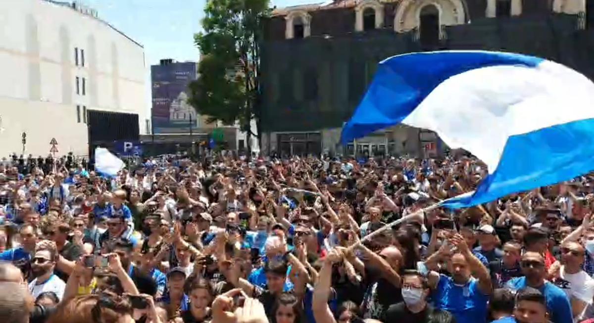 Fanii Craiovei s-au strâns în centru pentru a sărbători Cupa României! Show cu torțe făcut de olteni