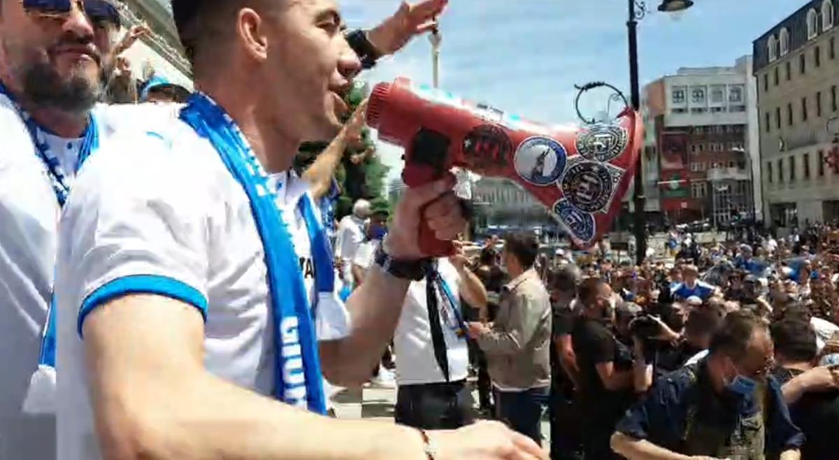 Fanii Craiovei s-au strâns în centru pentru a sărbători Cupa României! Show cu torțe făcut de olteni