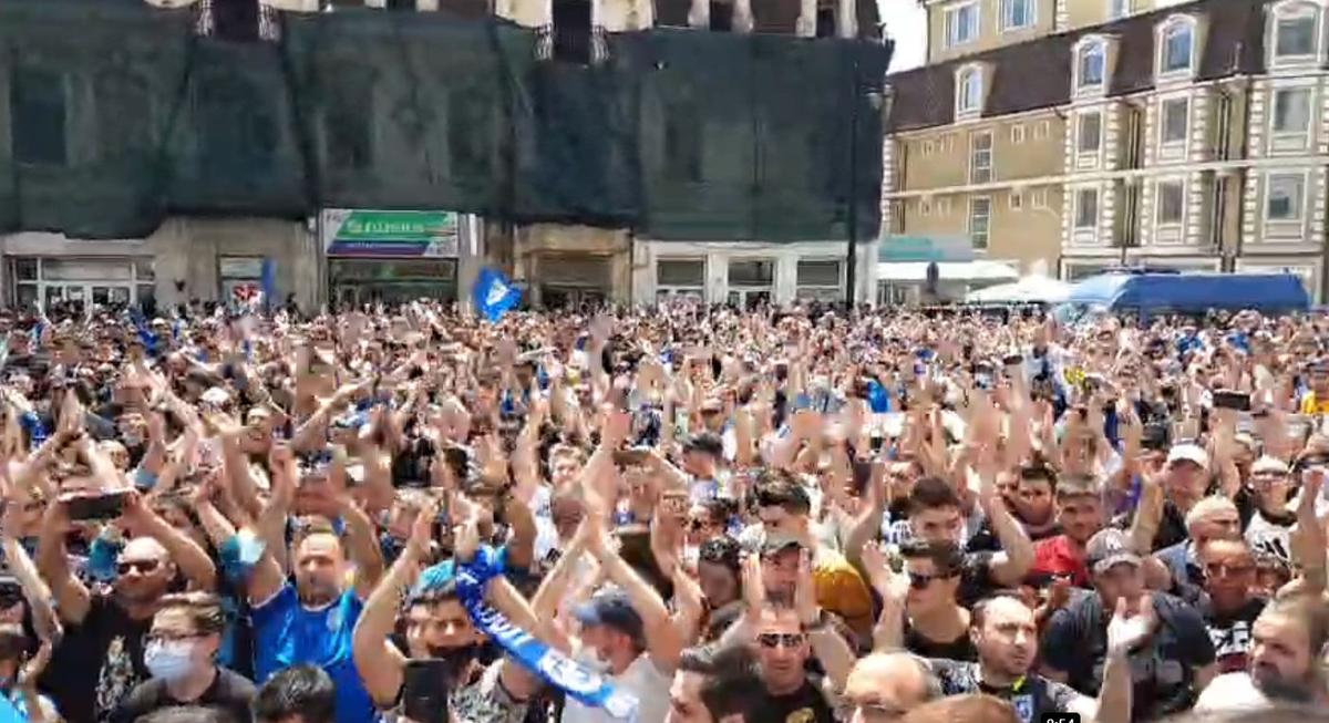Fanii Craiovei s-au strâns în centru pentru a sărbători Cupa României! Show cu torțe făcut de olteni
