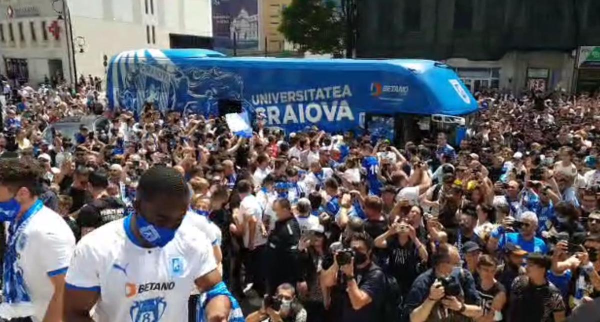 Fanii Craiovei s-au strâns în centru pentru a sărbători Cupa României! Show cu torțe făcut de olteni