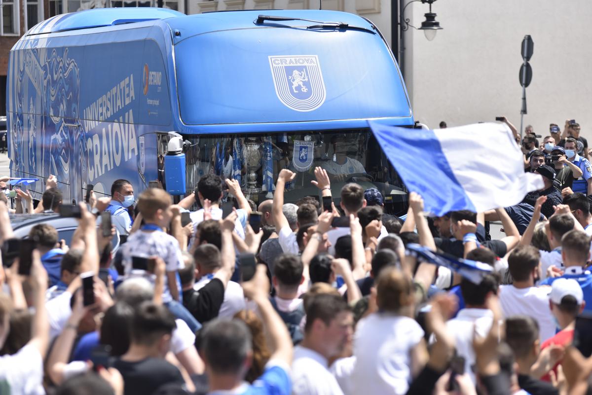 Fanii Craiovei s-au strâns în centru pentru a sărbători Cupa României! Show cu torțe făcut de olteni