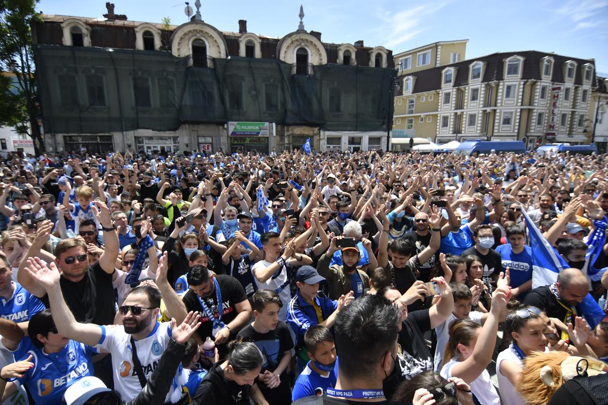 Fanii Craiovei s-au strâns în centru pentru a sărbători Cupa României! Show cu torțe făcut de olteni