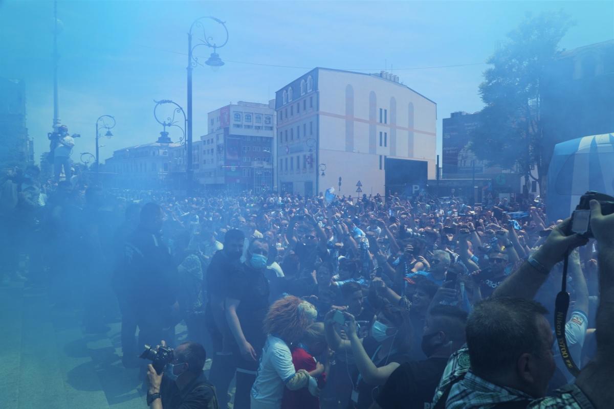 Fanii Craiovei s-au strâns în centru pentru a sărbători Cupa României! Show cu torțe făcut de olteni