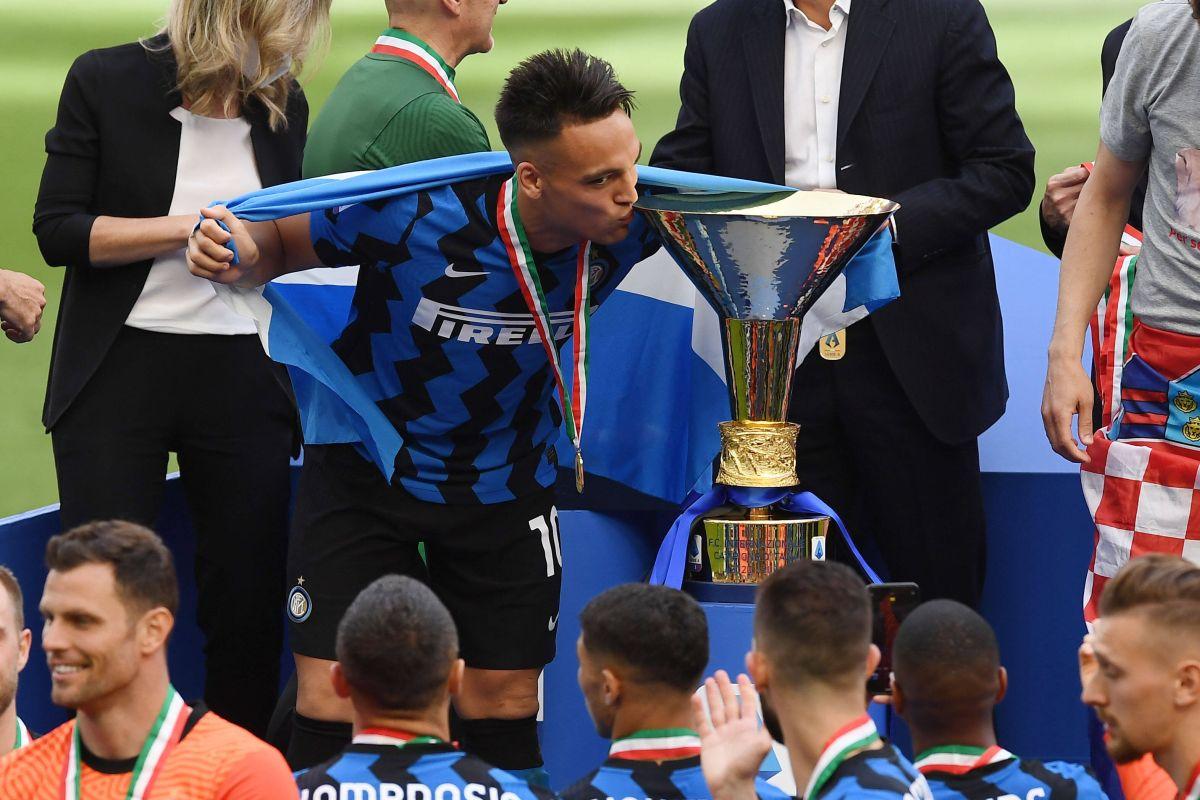 Un dirijabil și 4500 de fani au sărbătorit primul titlu al lui Inter Milano după 11 ani!