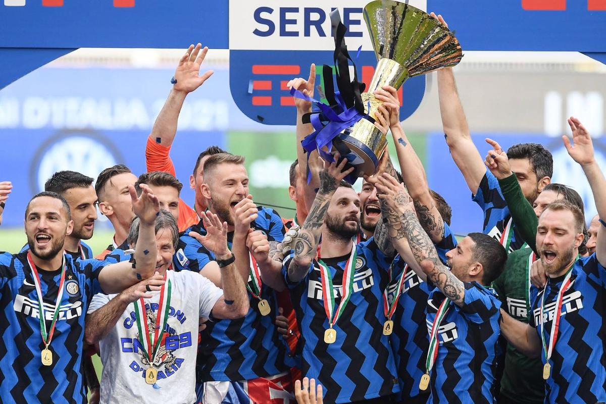Un dirijabil și 4500 de fani au sărbătorit primul titlu al lui Inter Milano după 11 ani!