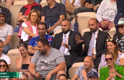 Moment nemaivăzut la Roland Garros! Culmea îndrăznelii: a întrerupt meciul Mariei Sakkari, dar bodyguarzii nu au putut să-l scoată de pe arenă
