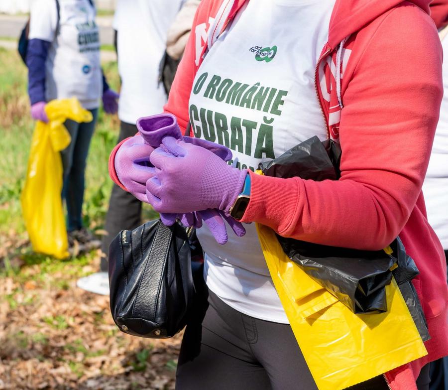Peste 500 de voluntari s-au alăturat campaniei O Românie Curată Începe de Acasă