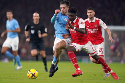Bukayo Saka (Arsenal), în duel cu Jack Grealish (Manchester City)