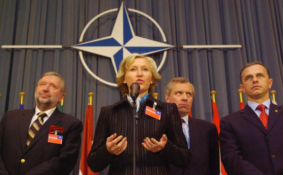 Mircea Geoană (dreapta), alături de secretarul general al NATO de la acea vreme, Jaap de Hoop Scheffer (lângă el) Decanul de vârstă al Ligii 1 joacă de pe vremea Daciei model „Zâmbetul lui Iliescu”! Cum arăta lumea când debuta Hoban