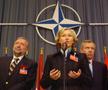 Mircea Geoană (stânga), alături de secretarul general al NATO de la acea vreme, Jaap de Hoop Scheffer (centru)