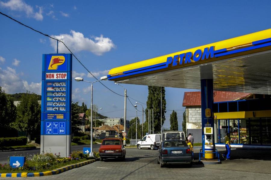 Un OMV Petrom din 2004 în România Decanul de vârstă al Ligii 1 joacă de pe vremea Daciei model „Zâmbetul lui Iliescu”! Cum arăta lumea când debuta Hoban