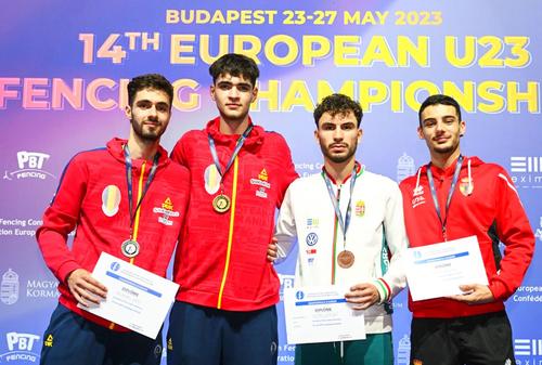 Alexandru Zmău, primul din dreapta. Campionul european Radu Nițu, imediat lângă el / FOTO: eurofencing