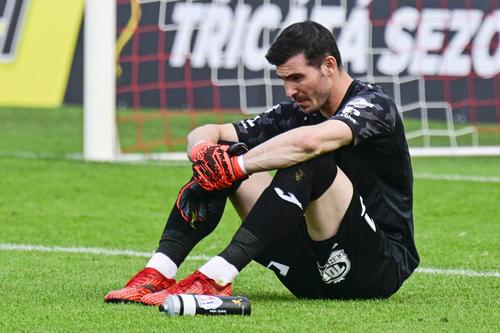Florin Niță, distrus după gafa din meciul cu Zlin // Foto: Imago