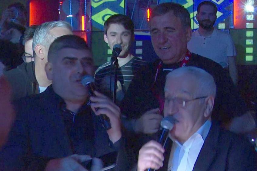 Formația „Pindu” de muzică machedonească, cea care interpretează celebra piesa „Un trandafir crește la firida mea”, i-a dedicat o melodie Farului, la petrecerea de titlu.