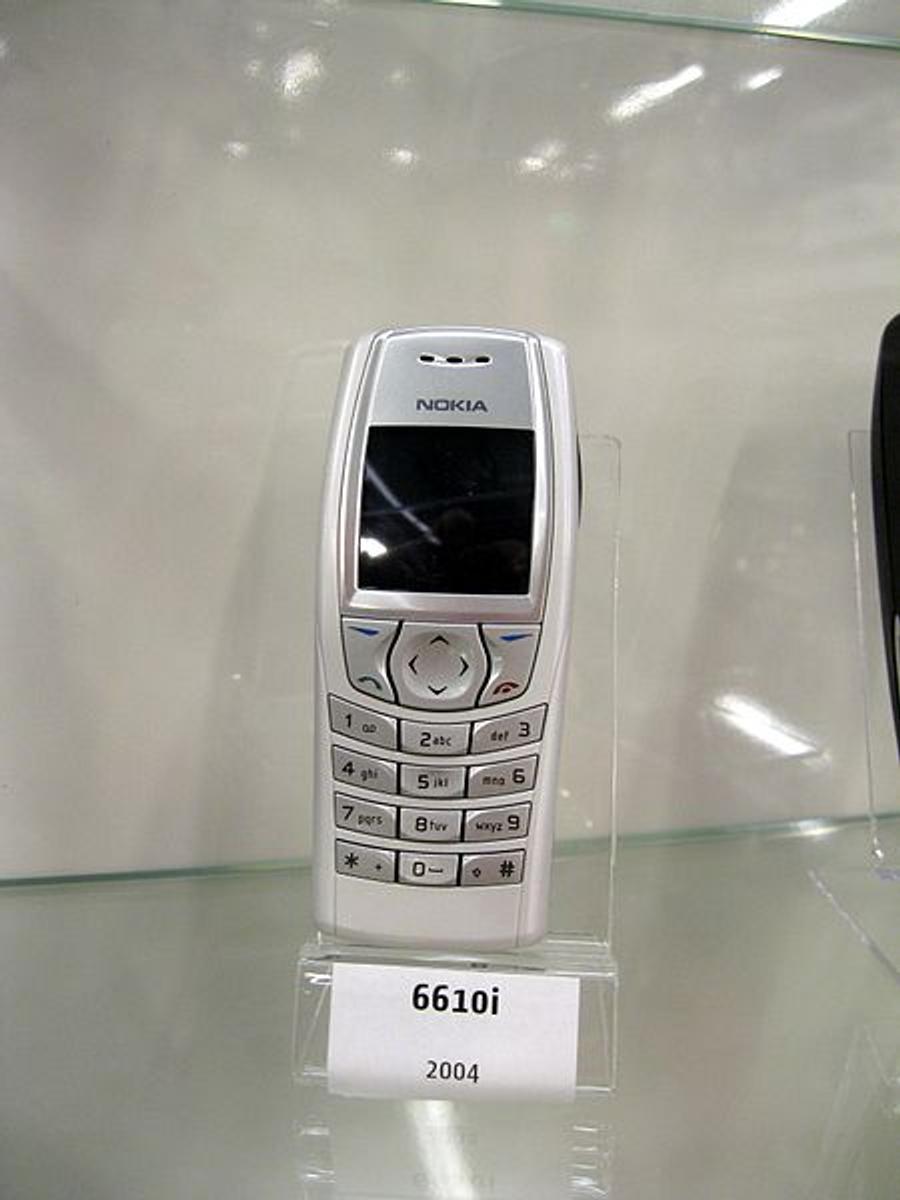 Nokia 6610, unul dintre telefoanele vremii Decanul de vârstă al Ligii 1 joacă de pe vremea Daciei model „Zâmbetul lui Iliescu”! Cum arăta lumea când debuta Hoban