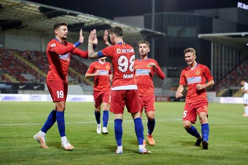 Adrian Petre (numărul 19) ar fi aproape de revenirea la UTA Arad. 
Foto: Raed Krishan (GSP)