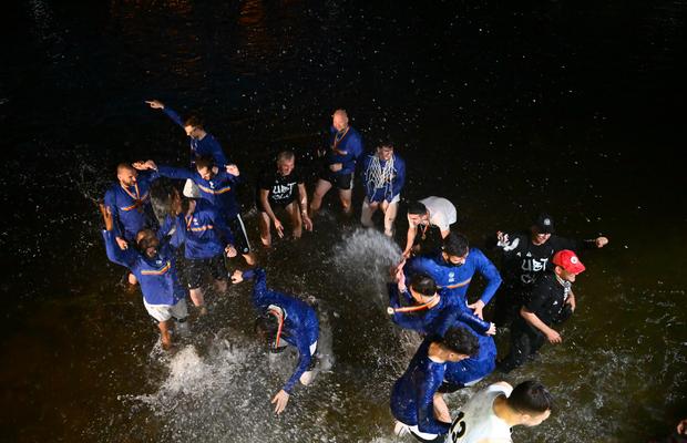 Cum au sărbătorit jucătorii celor de la U-BT Cluj-Napoca al patrulea titlu consecutiv? Cu tradiționala baie în Someș!