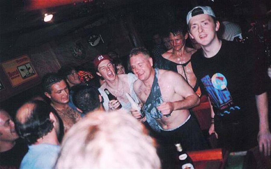 Steve Howey, Teddy Sheringham și Steve McManaman bând cu Paul Gascoigne înainte de Euro '96. „Scaunul dentistului din Hong Kong!” » Momentul NEBUN cu Paul Gascoigne la Euro 1996: „Păcat că era glucoză în sticlă, nu gin ...”