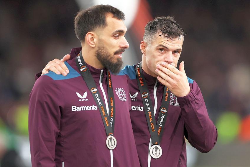 Granit Xhaka, în dreapta, cu medalia de vicecampion Europa League // foto: Guliver/gettyimages