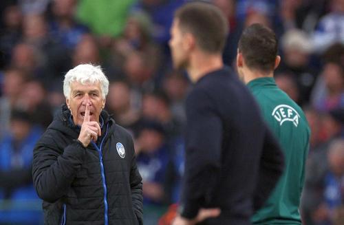 Gasperini îi face semn să tacă lui Xabi Alonso. Sursă foto: football-italia.net