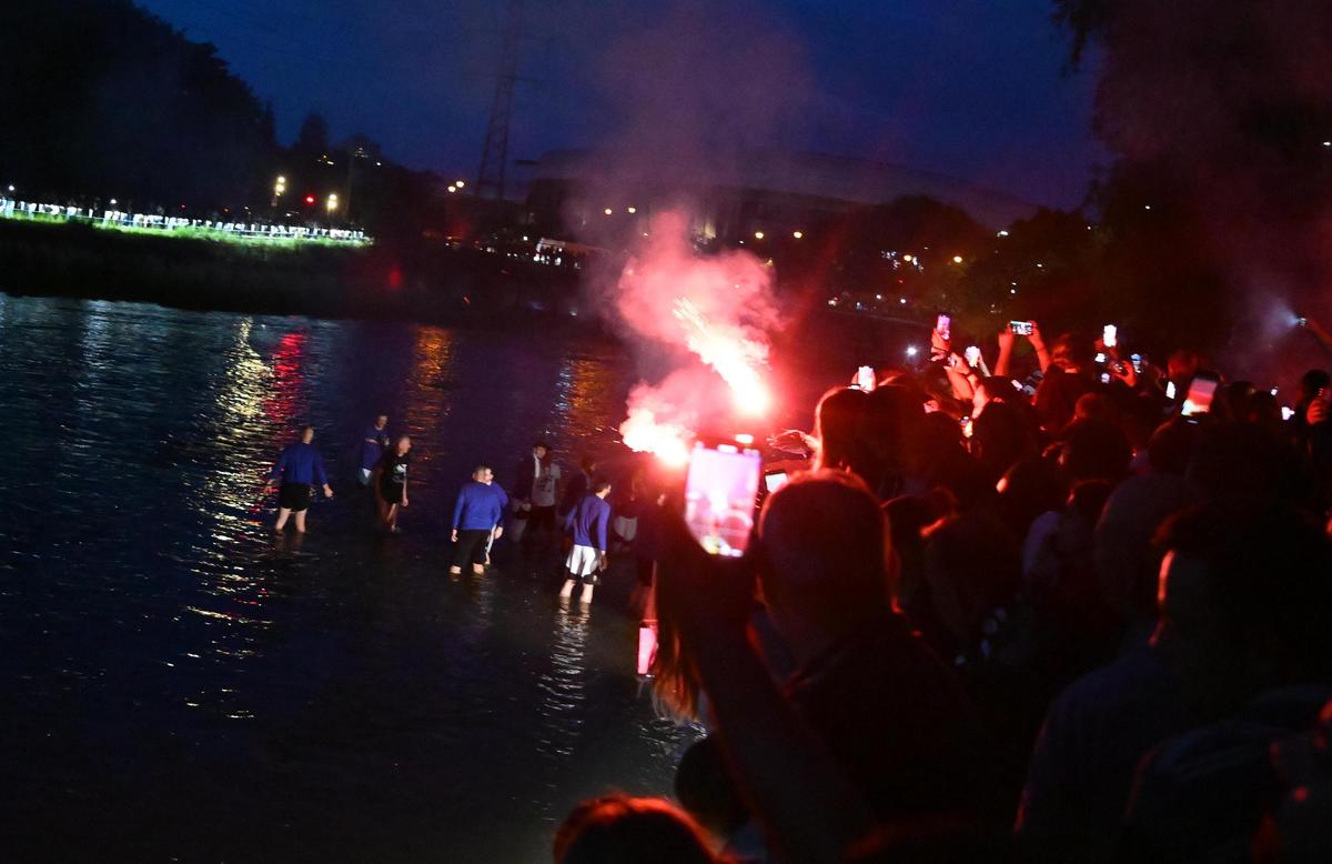 Cum au sărbătorit jucătorii celor de la U-BT Cluj-Napoca al patrulea titlu consecutiv? Cu tradiționala baie în Someș!