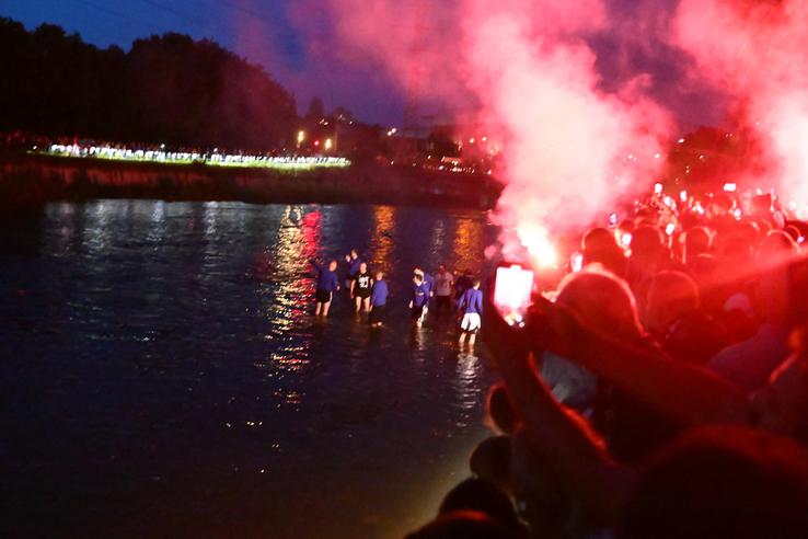 Baschetbaliștii de la U-BT Cluj au sărbătorit titlul cu o baie în Someș FOTO Raed Krishan