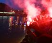 Baschetbaliștii de la U-BT Cluj au sărbătorit titlul cu o baie în Someș FOTO Raed Krishan