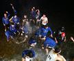 Baschetbaliștii de la U-BT Cluj au sărbătorit titlul cu o baie în Someș FOTO Raed Krishan