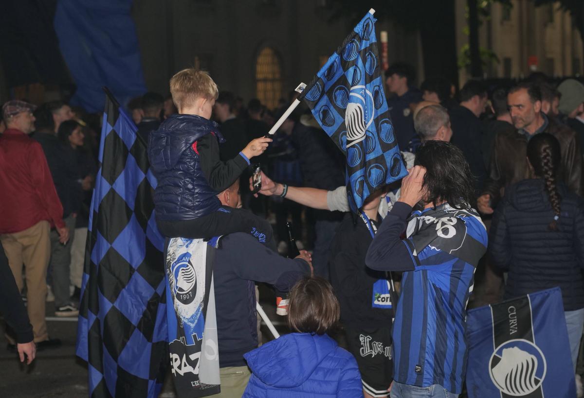 Nebunie pe străzile din Bergamo! Fanii Atalantei au sărbătorit pe tractoare primul trofeu după 61 ani