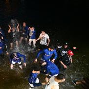 Baschetbaliștii de la U-BT Cluj au sărbătorit titlul cu o baie în Someș FOTO Raed Krishan