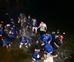 Baschetbaliștii de la U-BT Cluj au sărbătorit titlul cu o baie în Someș FOTO Raed Krishan