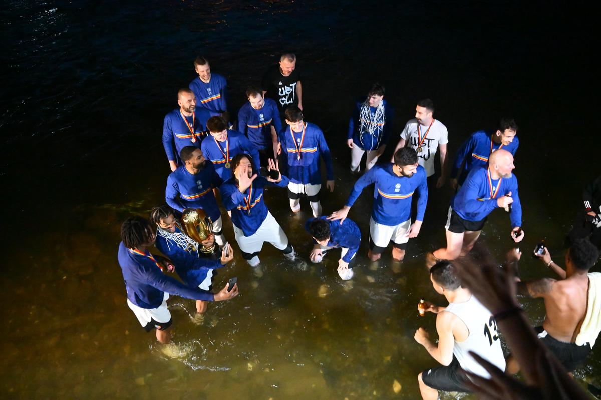 Cum au sărbătorit jucătorii celor de la U-BT Cluj-Napoca al patrulea titlu consecutiv? Cu tradiționala baie în Someș!