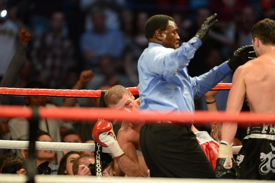Lucian Bute, căzut în corzi, în meciul cu Carl Froch. Foto: Alex Nicodim Sânge și paralizii temporare, Lucian Bute și Carl Froch