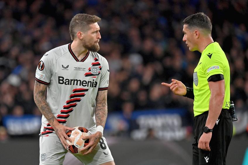 Istvan Kovacs, în dialog cu mijlocașul lui Bayer Leverkusen, Andrich / Foto: Imago