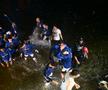 Baschetbaliștii de la U-BT Cluj au sărbătorit titlul cu o baie în Someș FOTO Raed Krishan