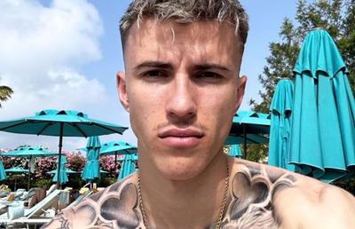 Tavi Popescu, apariție inedită în vacanță » Și-a acoperit corpul de tatuaje + Are un nou look