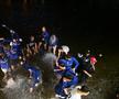 Baschetbaliștii de la U-BT Cluj au sărbătorit titlul cu o baie în Someș FOTO Raed Krishan