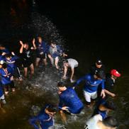 Baschetbaliștii de la U-BT Cluj au sărbătorit titlul cu o baie în Someș FOTO Raed Krishan